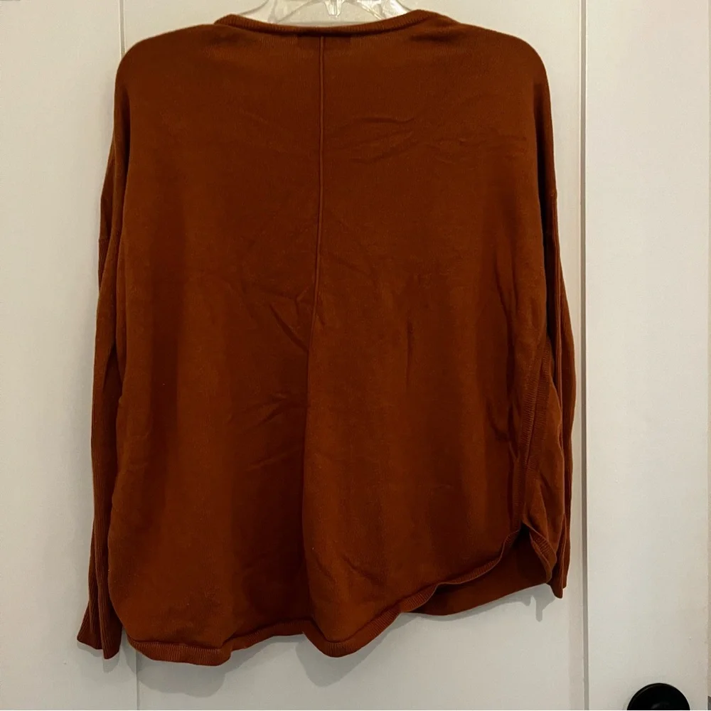 Chelsea 28 V-Neck Sweater in Rust Clay - Size Medium - Picture 7 of 7